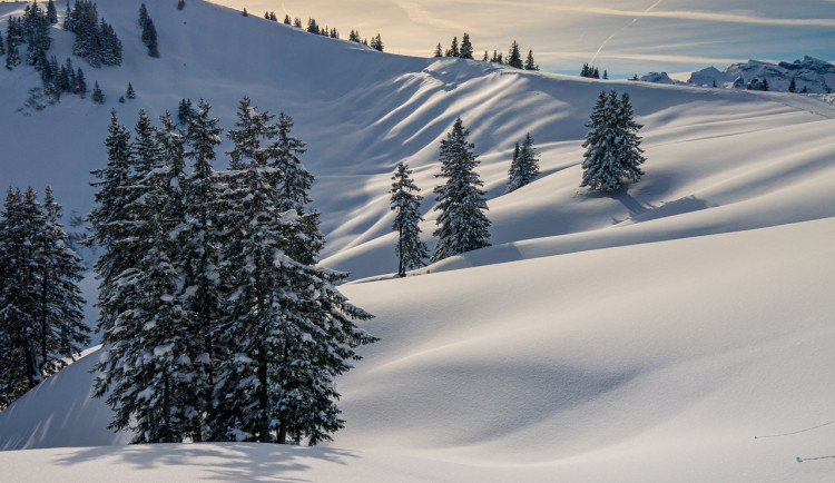 V Krkonoších nachumelí až třicet centimetrů sněhu, hladiny řek půjdou nahoru