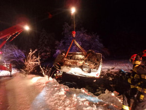 Auto skončilo v Peci pod Sněžkou v řece, hasiči pro něj poslali jeřáb