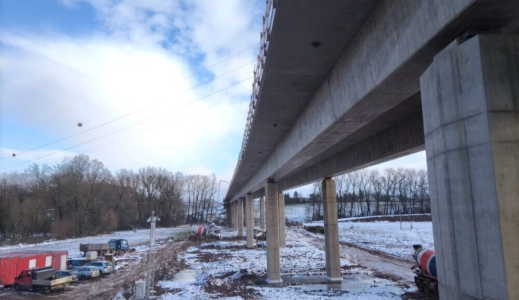 VIDEO: Stavba obchvatu Jaroměře je za polovinou. V provozu by měl být od září