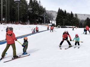 O instruktory lyžování je na horách čím dál větší zájem