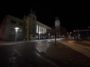 Policie na hradeckém nádraží pátrala po ozbrojeném pachateli. Podezírá ho z vraždy dítěte