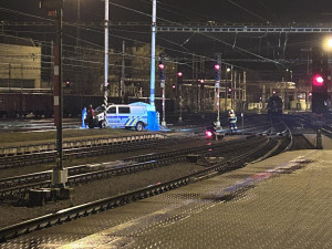 Policie na hradeckém nádraží pátrala po ozbrojeném pachateli. Podezírá ho z vraždy dítěte