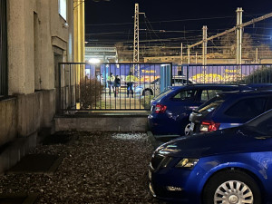 Policie na hradeckém nádraží pátrala po ozbrojeném pachateli. Podezírá ho z vraždy dítěte