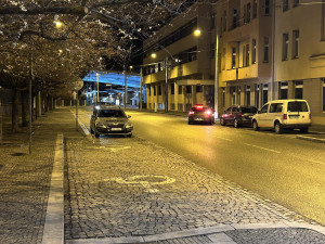 Policie na hradeckém nádraží pátrala po ozbrojeném pachateli. Podezírá ho z vraždy dítěte