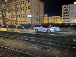 Policie na hradeckém nádraží pátrala po ozbrojeném pachateli. Podezírá ho z vraždy dítěte
