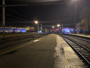 Policie na hradeckém nádraží pátrala po ozbrojeném pachateli. Podezírá ho z vraždy dítěte