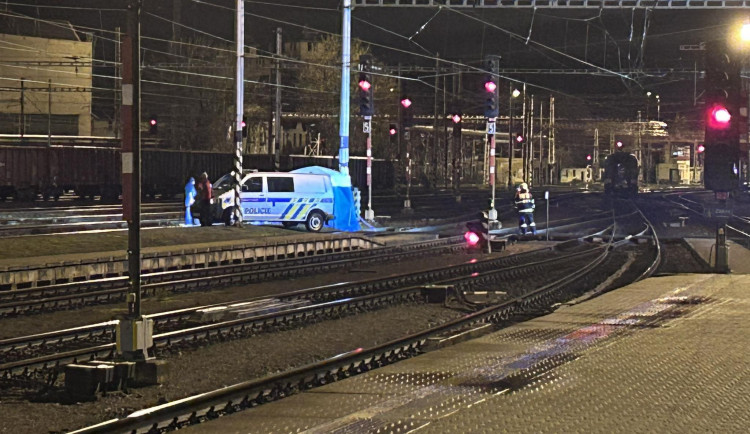 Policie na hradeckém nádraží pátrala po ozbrojeném pachateli. Podezírá ho z vraždy dítěte