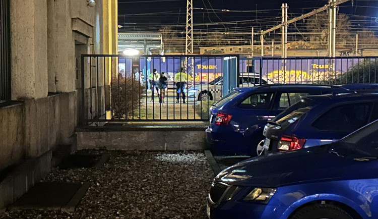 Policie obvinila muže, který měl zavraždit dítě na hlavním vlakovém nádraží v Hradci Králové