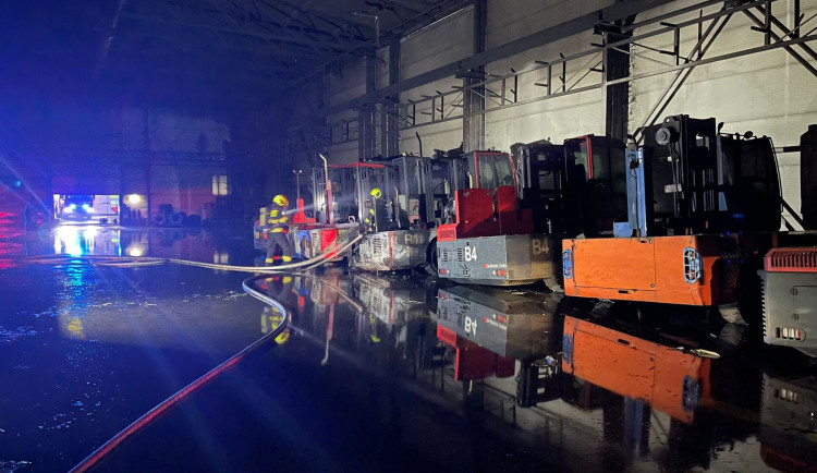 Požár skladu v Hradci Králové poničil manipulační vozíky. Škoda je 15 milionů