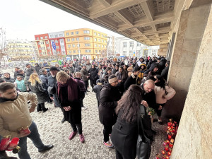 Na hradeckém nádraží se konal pietní akt za zavražděného čtrnáctiletého chlapce. Přišlo několik stovek lidí