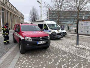 Na hradeckém nádraží se konal pietní akt za zavražděného čtrnáctiletého chlapce. Přišlo několik stovek lidí