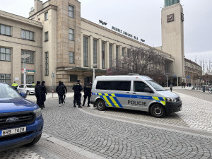 Na hradeckém nádraží se konal pietní akt za zavražděného čtrnáctiletého chlapce. Přišlo několik stovek lidí
