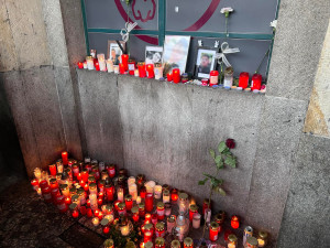 Na hradeckém nádraží se konal pietní akt za zavražděného čtrnáctiletého chlapce. Přišlo několik stovek lidí