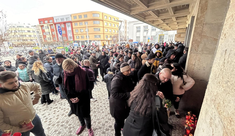 Na hradeckém nádraží se konal pietní akt za zavražděného čtrnáctiletého chlapce. Přišlo několik stovek lidí
