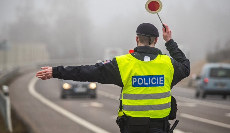 Drogy i alkohol za volantem, policisté v Krkonoších trefili do černého