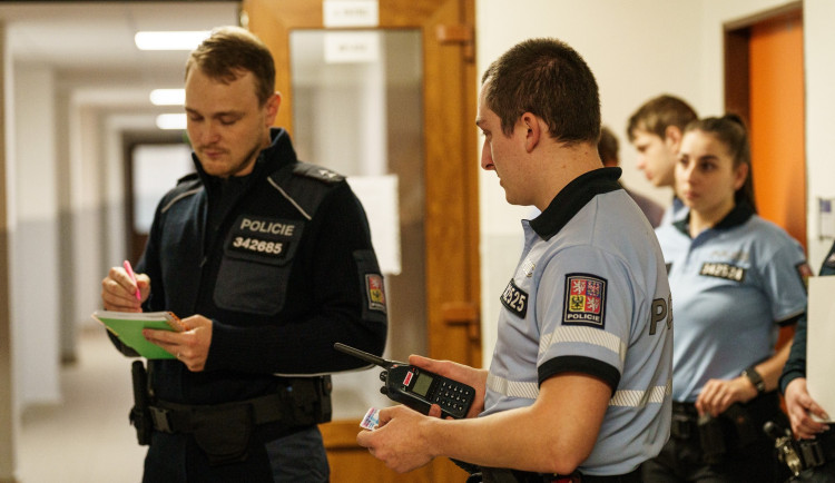 VIDEO: Resuscitací policie zachránila život teprve osmnáctileté dívce z Hradce Králové