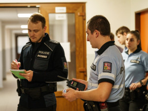 VIDEO: Resuscitací policie zachránila život teprve osmnáctileté dívce z Hradce Králové
