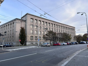 Hradecký soud poslal muže za pokus o vraždu a další činy na 12 let do vězení
