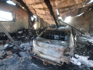 Garáž lehla nedaleko Nového Bydžova popelem, rodinný dům stojí