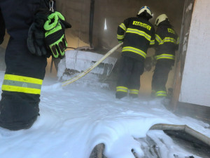 Garáž lehla nedaleko Nového Bydžova popelem, rodinný dům stojí
