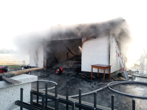 Garáž lehla nedaleko Nového Bydžova popelem, rodinný dům stojí