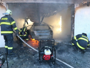 Garáž lehla nedaleko Nového Bydžova popelem, rodinný dům stojí
