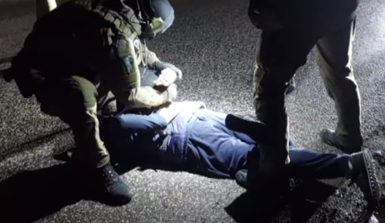 Muž v Hradci Králové vyhrožoval zbraní své partnerce. Došla si pro něj zásahovka  