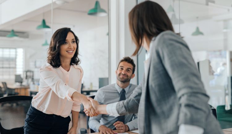 Včetně administrativních pozic