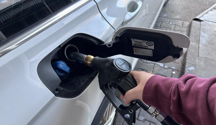 Benzin v ČR za týden zdražil o 15 haléřů. Nafta o deset haléřů zlevnila