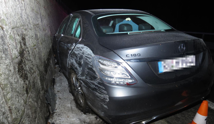 Cizinec v Mercedesu nezvládl zatáčku v Krkonoších. Nadýchal téměř 2,5 promile