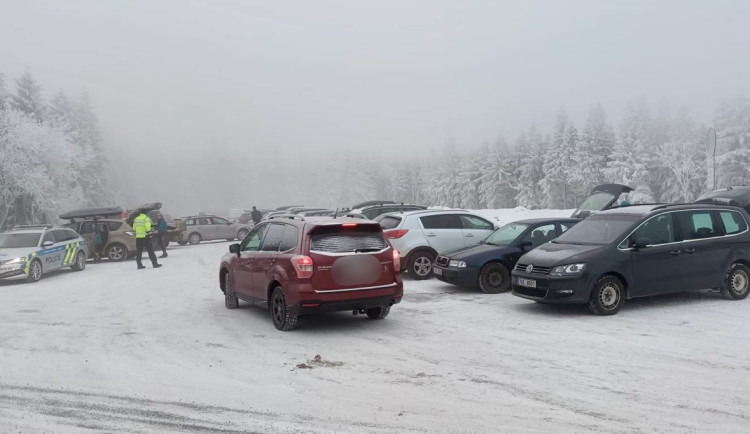 Parkoviště u Šerlichu v Orlických horách je opět plné, policie řídí dopravu