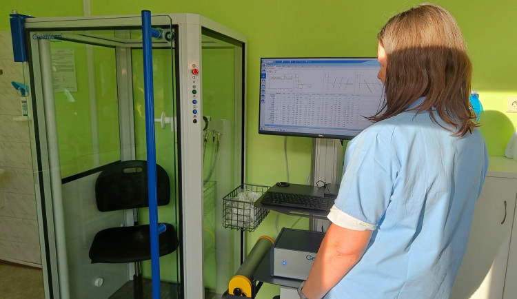 Jičínská nemocnice má nový přístroj na vyšetření plic. Doposud za ním pacienti jezdili do Hradce Králové