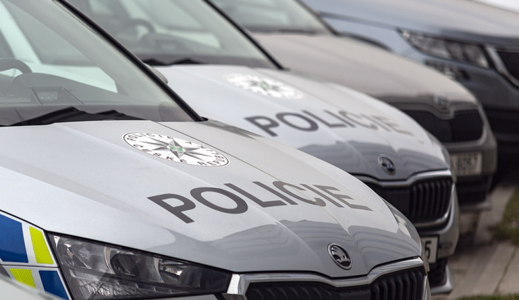 Policisté s hasiči zachránili život seniorovi. Tomu se zastavilo srdce