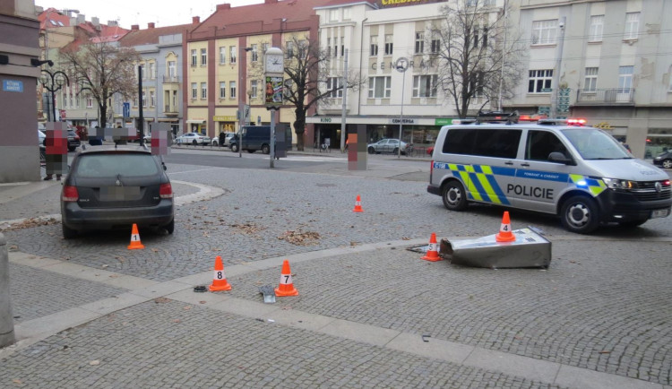 Řidič v Hradci Králové úmyslně srazil chodce. Nejdřív na něj zaútočil dřevěnou násadou