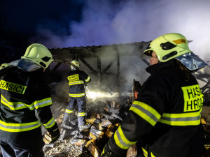 VIDEO: V Hronově hořel přístřešek rodinného domu. Požár se rozšířil i do podkroví