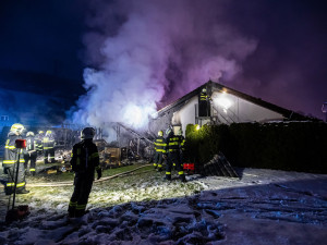 VIDEO: V Hronově hořel přístřešek rodinného domu. Požár se rozšířil i do podkroví