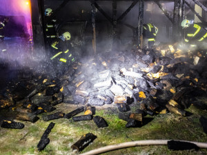 VIDEO: V Hronově hořel přístřešek rodinného domu. Požár se rozšířil i do podkroví