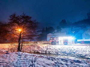 VIDEO: V Hronově hořel přístřešek rodinného domu. Požár se rozšířil i do podkroví
