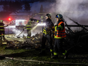 VIDEO: V Hronově hořel přístřešek rodinného domu. Požár se rozšířil i do podkroví