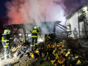VIDEO: V Hronově hořel přístřešek rodinného domu. Požár se rozšířil i do podkroví