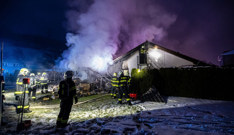 VIDEO: V Hronově hořel přístřešek rodinného domu. Požár se rozšířil i do podkroví