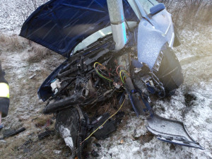 Na zledovatělých silnicích Trutnovska a Náchodska uvízly kamiony