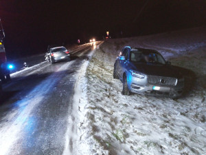 Na zledovatělých silnicích Trutnovska a Náchodska uvízly kamiony