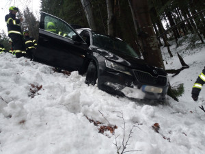 Na zledovatělých silnicích Trutnovska a Náchodska uvízly kamiony