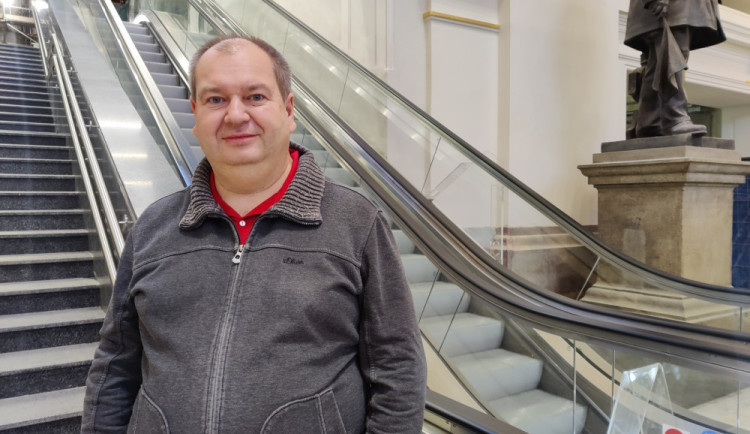 Dříve lidé ani nevěděli, jak otevřít dveře vlaku, dnes se zajímají o to, kde je wifi, říká autor projektu Vlakem jednoduše