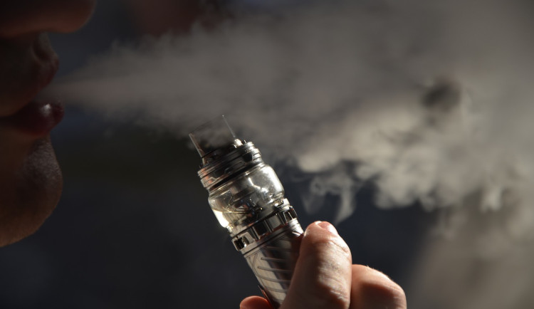 Hradecká nemocnice varuje před e-cigaretami. Dávky nikotinu mohou být vyšší než u klasických cigaret, tvrdí