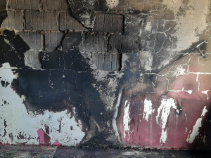 Dítě uteklo před plameny po žebříku, přistavili ho sousedé