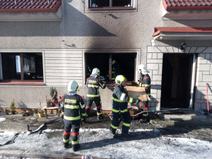 Dítě uteklo před plameny po žebříku, přistavili ho sousedé