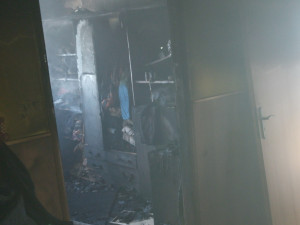 Dítě uteklo před plameny po žebříku, přistavili ho sousedé