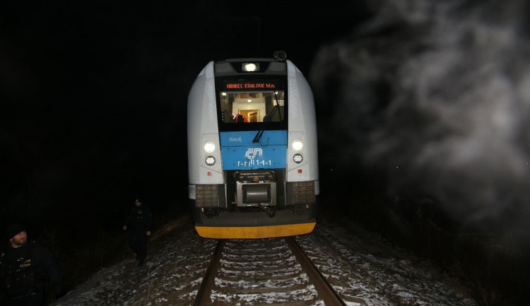 Na koleje v Hradci Králové někdo nastražil kamení. Narazil do nich vlak plný lidí